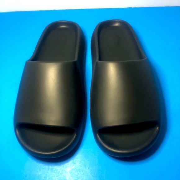 Thick Soled Black Sports Slides Soft Sandals Men’s Size 9.5/10 - Picture 1 of 8